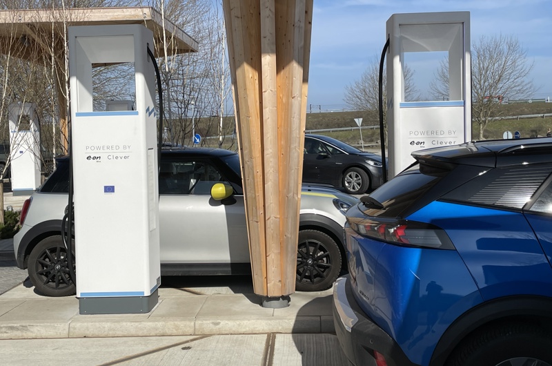 Flere biler holder ved ladestandere langt motorvej i Danmark