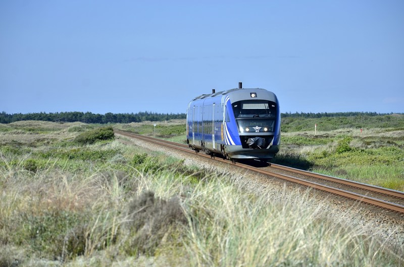 Tog, der kører på skinnerne i Nordjylland