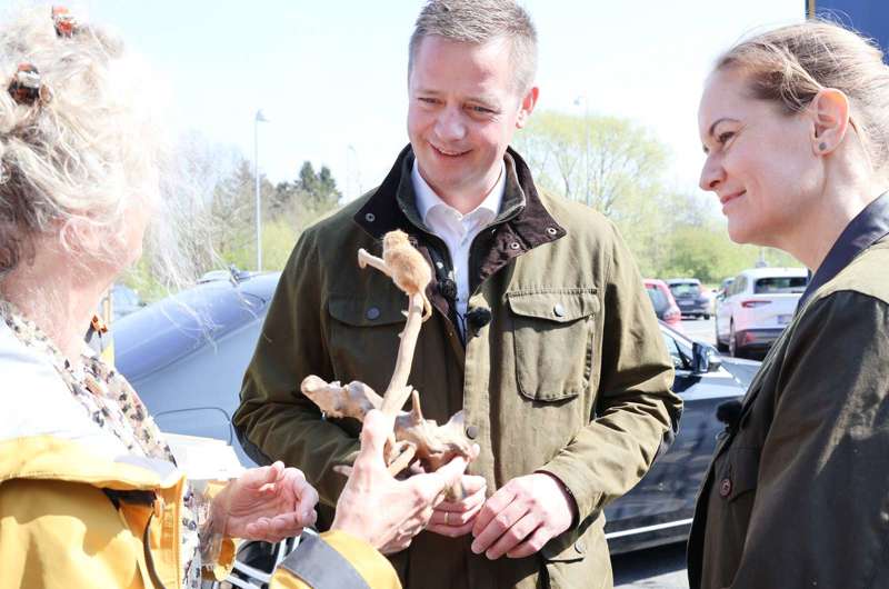 Transportminister Thomas Danielsen og præsidenten for Danmarks Naturfredningsforening Maria Reumert Gjerding satte 1. maj fokus på hasselmusen.