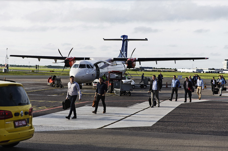 Passagerer forlader et fly i Aalborg Lufthavn
