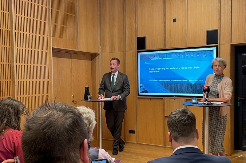 Transportminister Thomas Danielsen og udvalgsformand Helga Theil Thomsen ved pressemødet, der præsenterede udvalget