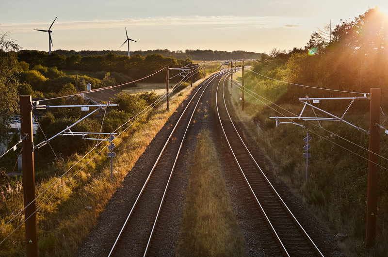 Elektrificeret jernbanestrækning i landligt landskab