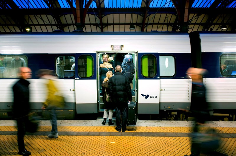DSB-tog holder på Københavns Hovedbanegård, imens passagererne går ombord.