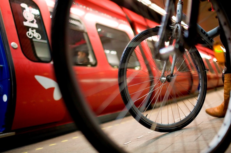 Passager med cykel venter på at stige på S-tog