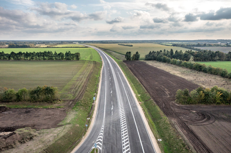 Luftfoto af Haderup Omfartsvej uden trafik.