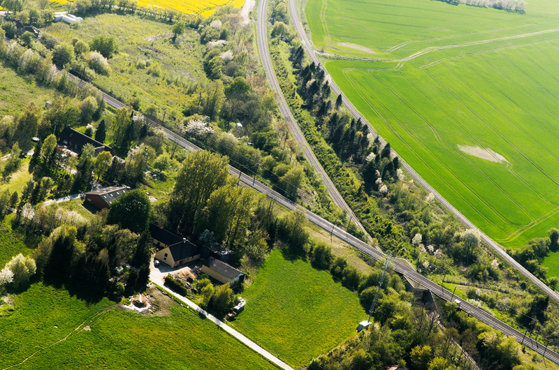 Luftfoto af en vej og flere baner i et landligt landskab.