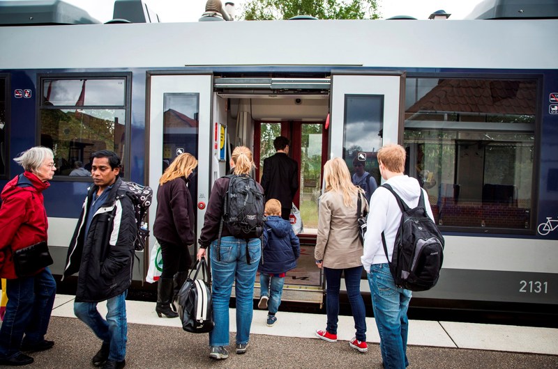 Passagerer er ved at stige ind og ud af et tog