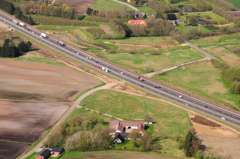 Luftfoto af Holstebromotorvejen med biler, der kører.