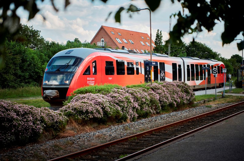 Desiro-tog, der holder ved en station