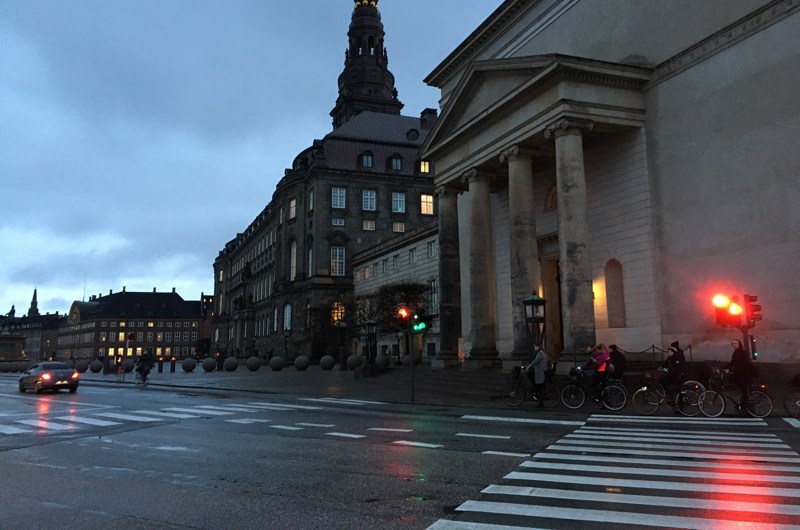 Christiansborg set fra Stormgade en tidlig vintermorgen