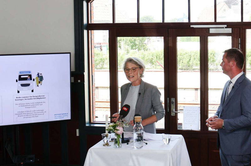 Ekspertudvalgets formand, Helga Theil Thomsen, og transportminister Thomas Danielsen ved pressemødet i Lemvig den 4. juni 2024