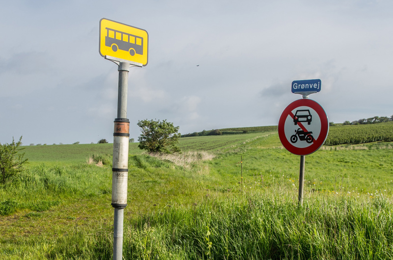 Busstop på landet med marker i baggrunden